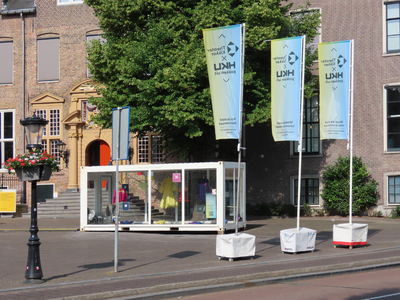 915064 Afbeelding van een transparante container op het Janskerkhof te Utrecht, geplaatst als 'podium voor een nieuwe ...